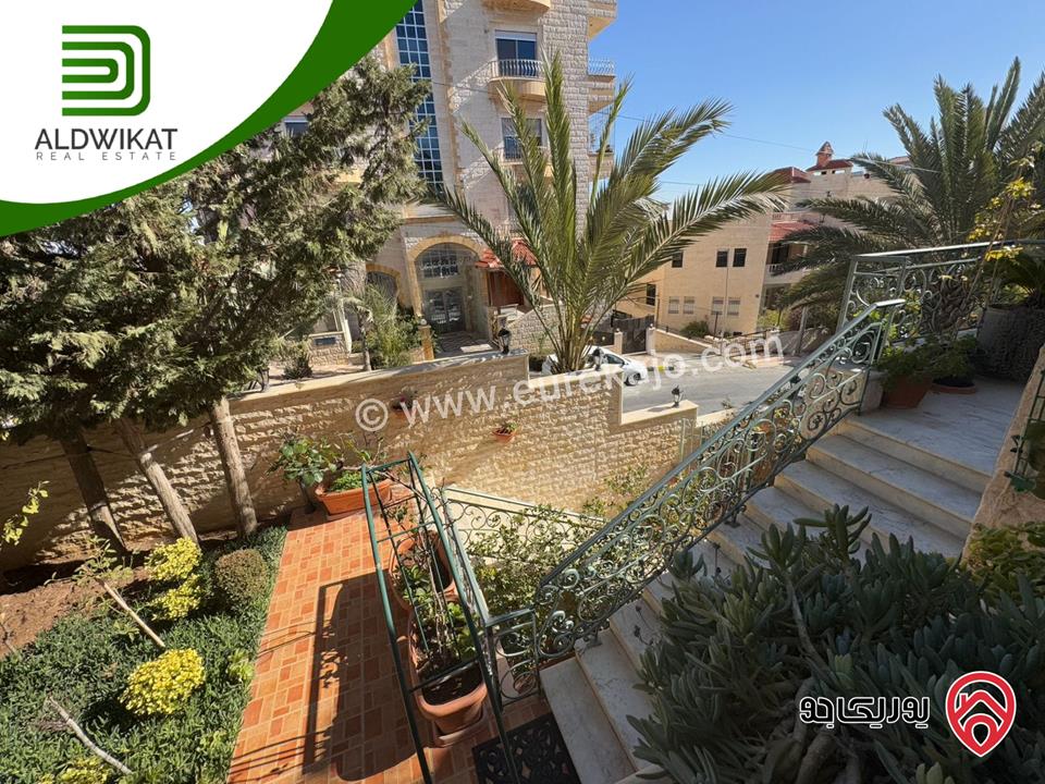 فيلا مساحة الارض 760م ومساحة البناء 800م ومساحة الحديقة 400م للبيع في عمان - الجبيهة/ خلف الجامعة الاردنية