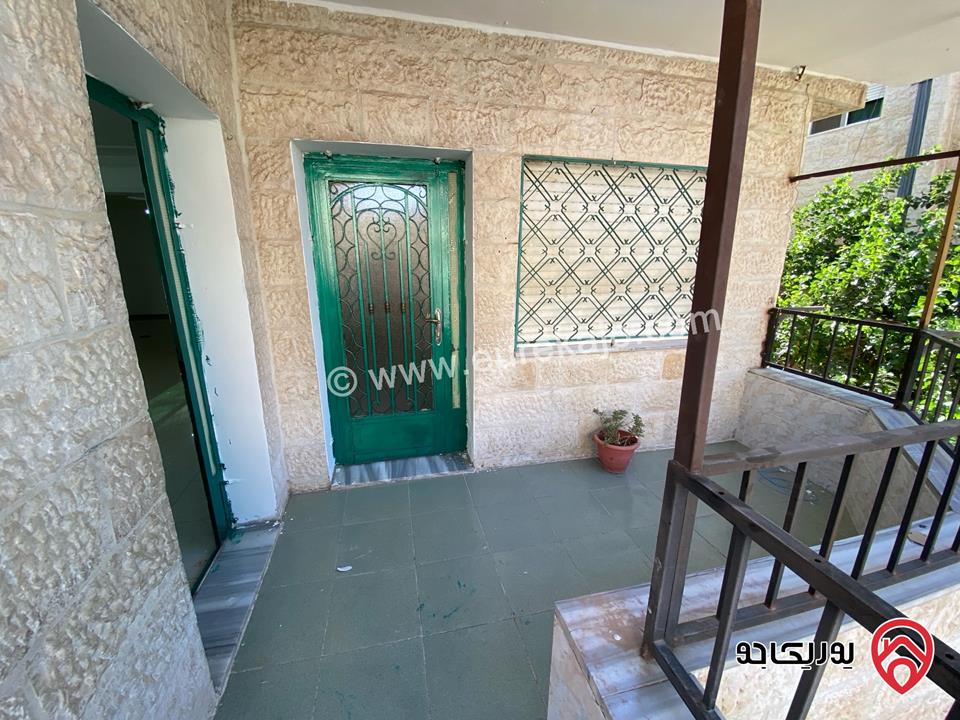 شقة مساحة 148م طابق أول للبيع في اربد / شارع السرو / تبعد عن جامعة اليرموك 500م