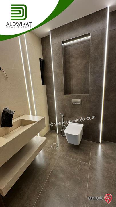 شقة للبيع في عمان - الجبيهة طابق اول مساحة البناء 175م والترس 10م موقع مميز واطلالة