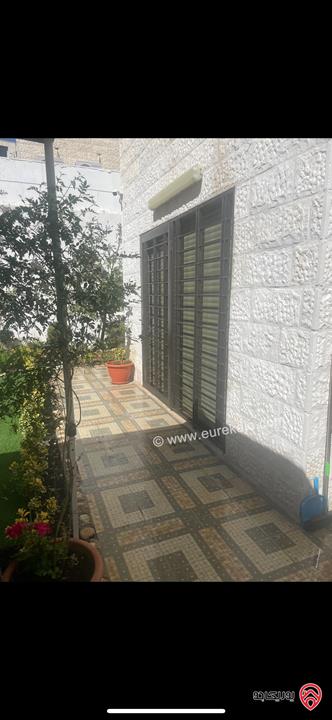 شقة دوبلكس طابق أرضي وشبه ارضي مساحة 310م داخلي و 300م خارجي للبيع في عمان - أم أذينة من المالك