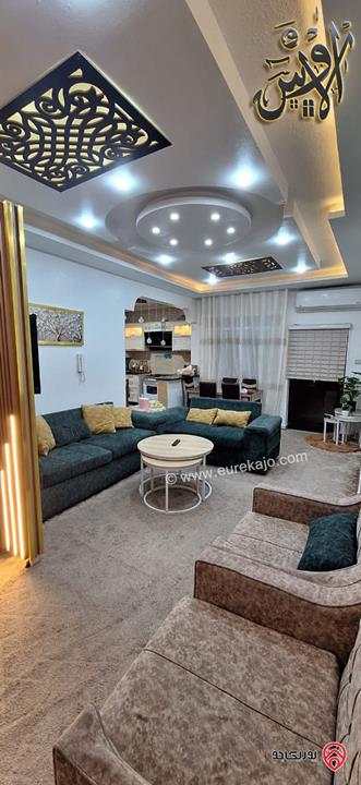 شقـة طابق ثالـث فنـي مساحة 135م للبيــع في الزرقاء الجديدة