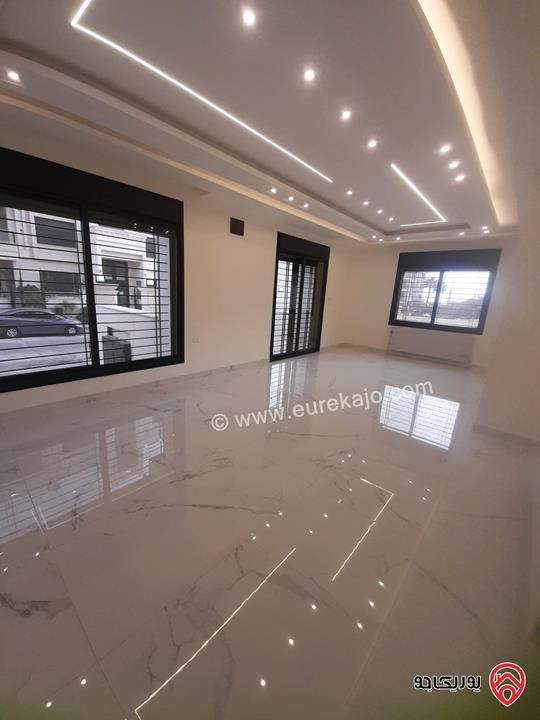 شقة سوبر ديلوكس ارضية مساحة 230م داخلي و 140م خارجي للبيع في عمان - طريق المطار