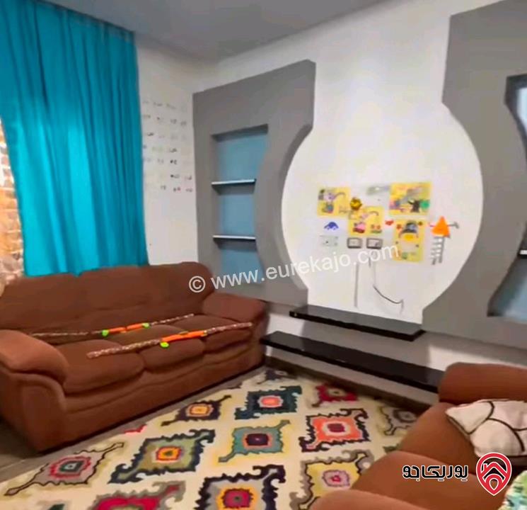 شقة ارضية مفروشة مساحة 135م داخلي و 50م خارجي للبيع في عمان - الرابية مخدومة ومنطقة هادئة