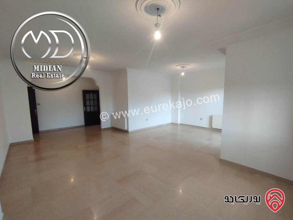 شقة للبيع في عمان - ام السماق طابق اول مساحة 215م 4 نوم تشطيبات سوبر ديلوكس اطلالة جميلة بسعر مميز جداً