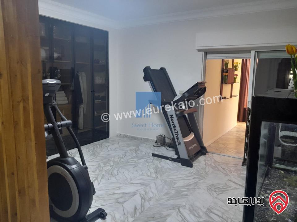 شقة أرضية مفروشة فاخرة للبيع في عمان - السابع قرب السفارة الرومانية 185م مع ترس امامي 25م تشطيب سوبر ديلوكس