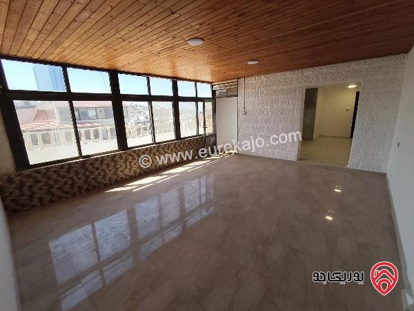 شقة طابق ثالث مع روف مساحة 341م للبيع عمان - ام اذينة مجددة بالكامل