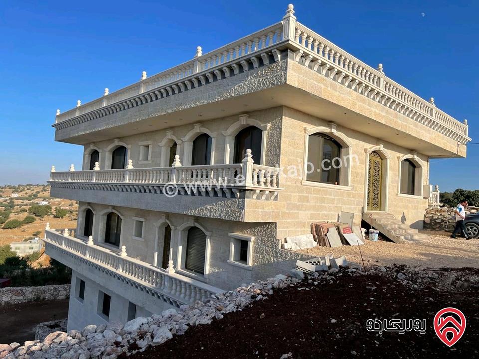 بيت حجر كامل 3 طوابق مساحة 300م ومساحة الأرض 2200م للبيع في عجلون عبين وعبلين 