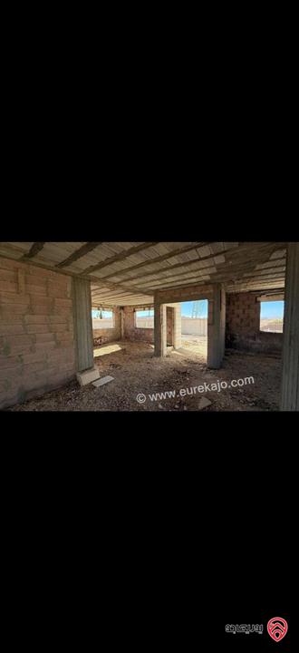 قطعة أرض مساحة 2 دونم عليها منزل غير مشطب 200م للبيع في الزرقاء - جريبا