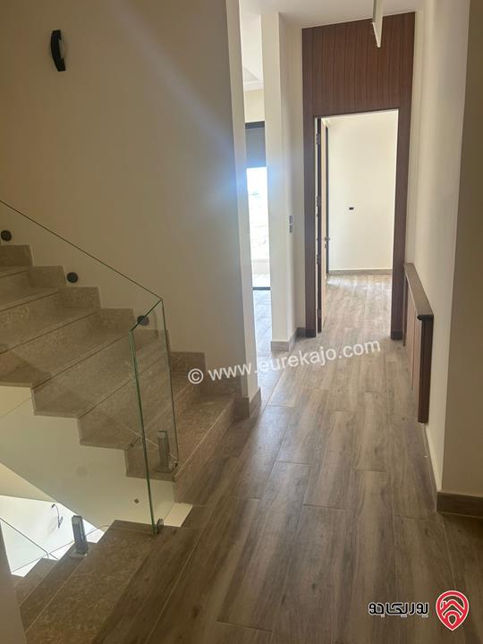 فيلا مساحة 700م على أرض 500م للبيع في عمان - دابوق تشطيب فندقي