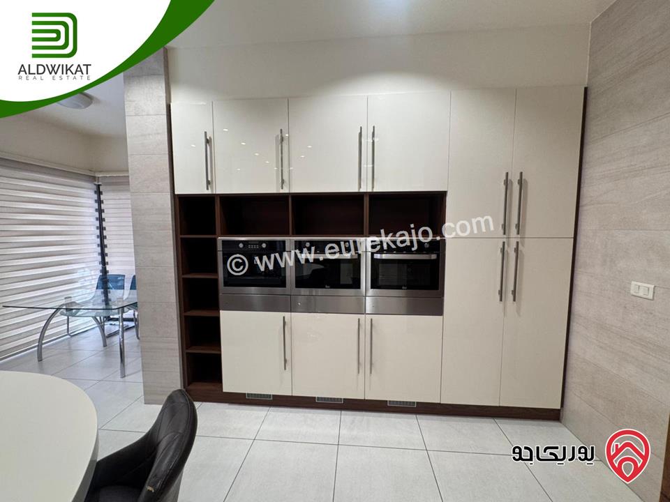 فيلا متلاصقة للبيع او للايجار في عبدون قرب الاسفاره الامريكيه مساحة الارض 500م ومساحة البناء 700م ومساحة الحديقة 200م موقع مميز واطلالة خلابة منطقة فلل واصل جميع الخدمات 