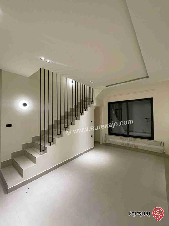 شقة طابق ثالث دوبلكس مساحة 220م لم تسكن بعد للايجار في عمان - حي الصحابة 