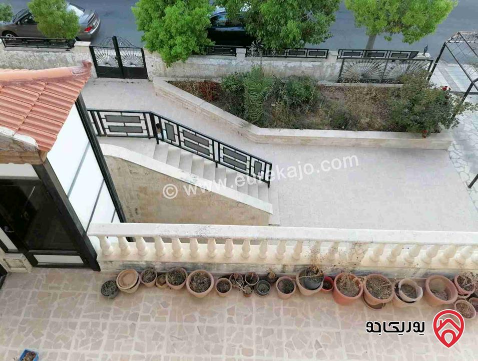 منزل مستقل مساحة الأرض 1000م والبناء 500م للبيع في عمان - الجبيهة بالقرب من دوار المنهل