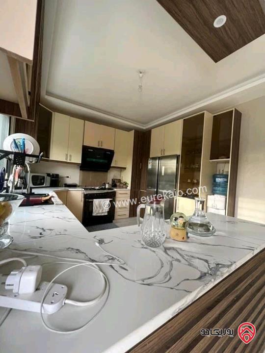 شقة أرضية مساحة 151م داخلي و 150م خارجي للبيع في عمان - البنيات