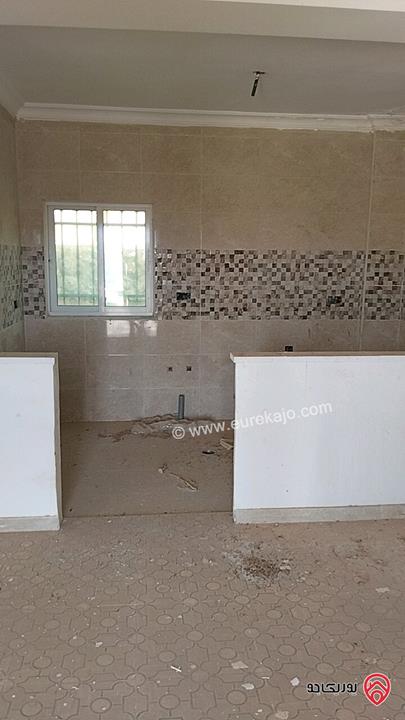 مزرعة مساحة الأرض 4 دونم و 638م والبناء 400م للبيع في جرش موقع مميز وبسعر مغري