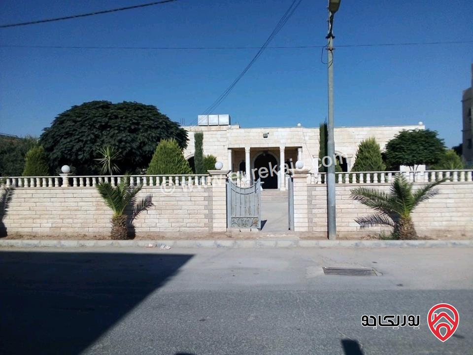 منزل نظام فيلا طابقين مساحة 400م على أرض 1 دونم و 272م للبيع في محافظة العاصمة ،منطقة العبدلية قرب اكاديمية المشاهير 