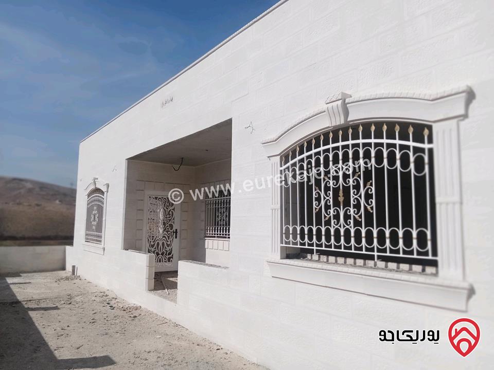 منزل مساحة 400م على أرض 518م للبيع في الزرقاء - طريق السخنه 