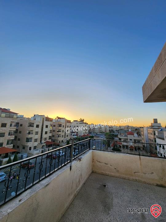 شقة طابق ثالث مساحة 130م داخلي و ترس 60م للبيع في عمان - ضاحية الحاج حسن 