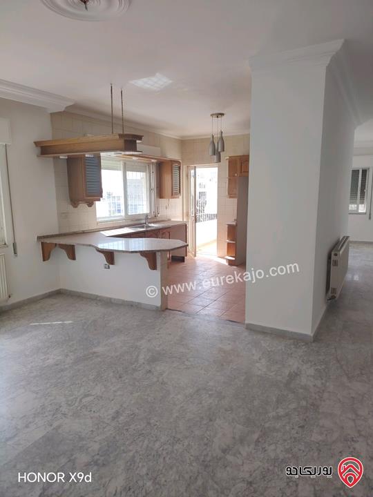 شقة طابق ثالث مساحة 165م للإبحار في عمان - ام السماق بالقرب من مكة مول 