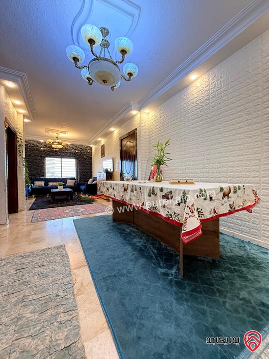 شقة طابق ثالث مساحة 130م مع روف منفصل 60م وترس 80م للبيع في عمان - طبربور