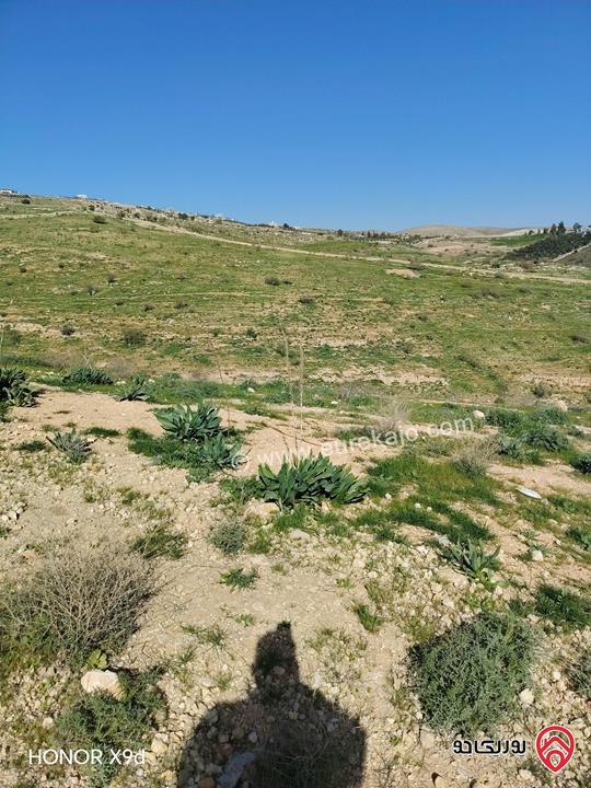 قطعة ارض مساحة 3400م للبيع في جرش على شارع جرش الزرقاء الرئيسي