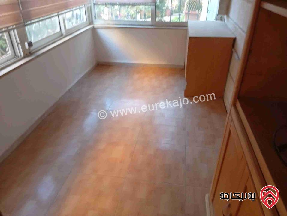 شقة أرضية مساحة 120م داخلي و 100م خارجي للايجار فارغة في عمان - ام اذينة