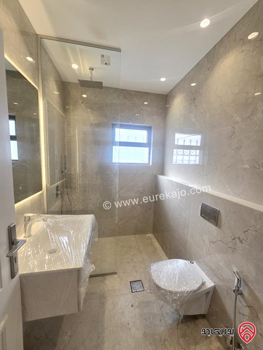 شقة ارضية فارغة مساحة 200م داخلي و 50م خارجي للإيجار السنوي مجددة بالكامل مع كراج و مدخل وتراس خاص في عمان - ضاحية الأمير راشد