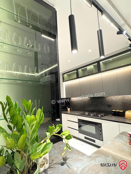 شقة شبه أرضية مساحة 135م داخلي مع حديقة 130م مفروشة بالكامل للايجار في عمان - عبدون