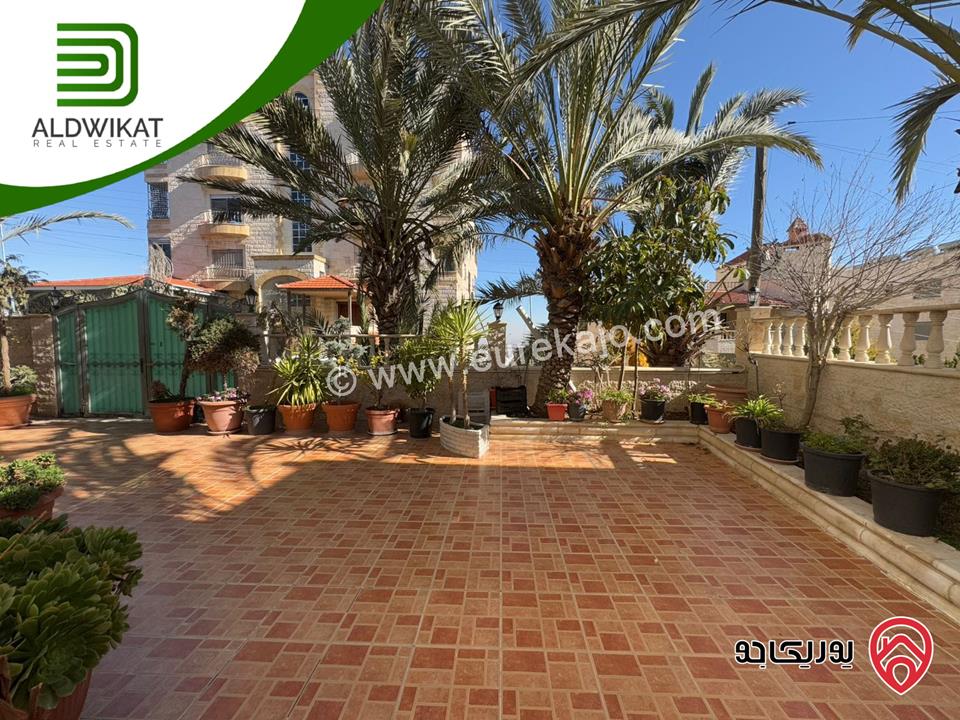 فيلا مساحة الارض 760م ومساحة البناء 800م ومساحة الحديقة 400م للبيع في عمان - الجبيهة/ خلف الجامعة الاردنية