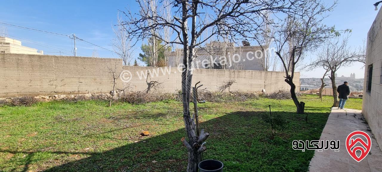 أرض سكنية مساحة 1 دونم و 235م للبيع في عمان - دابوق مع بناء قائم وإطلالة جميلة