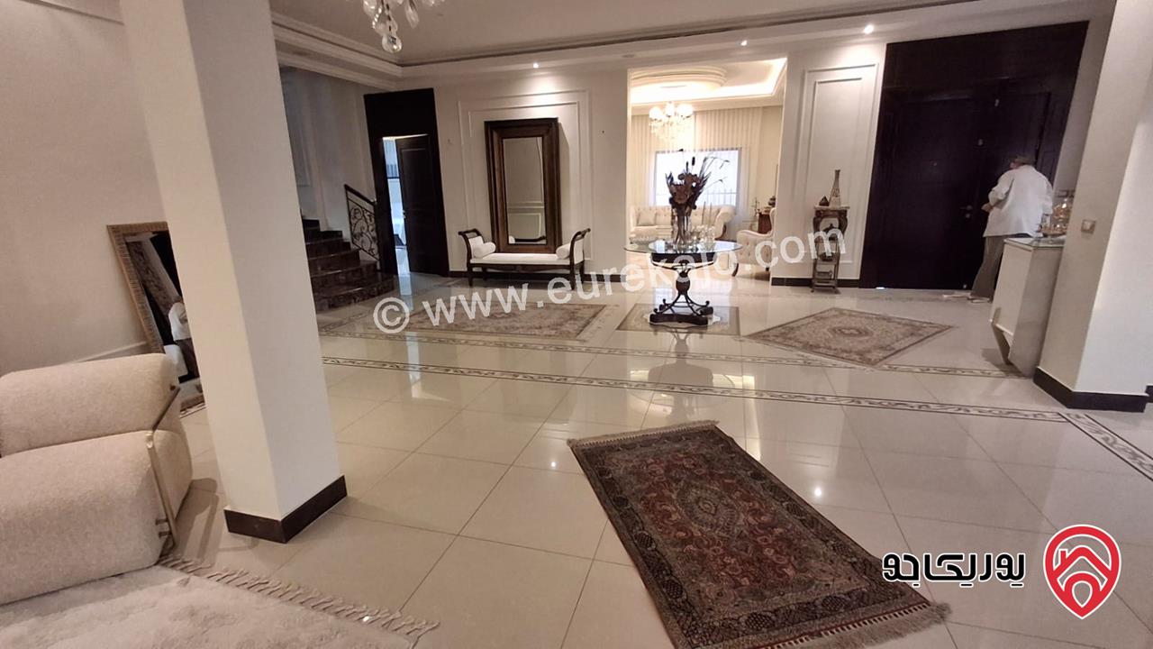 شقة فاخرة مفروشة طابق أخير مع روف مساحة 300م للايجار في عمان - الرابية