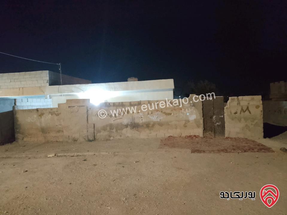 قطعة أرض مساحة 250م عليها بيت 90م للبيع في الزرقاء - الحلابات الغربي