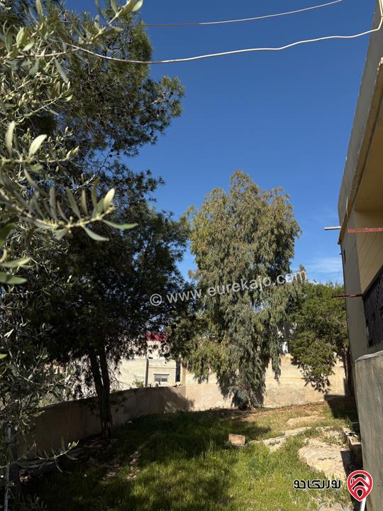 بيت مستقل مساحة 160م على أرض 689م للبيع في الزرقاء - حي جبر ويصلح للاستثمار كروضة او حضانة