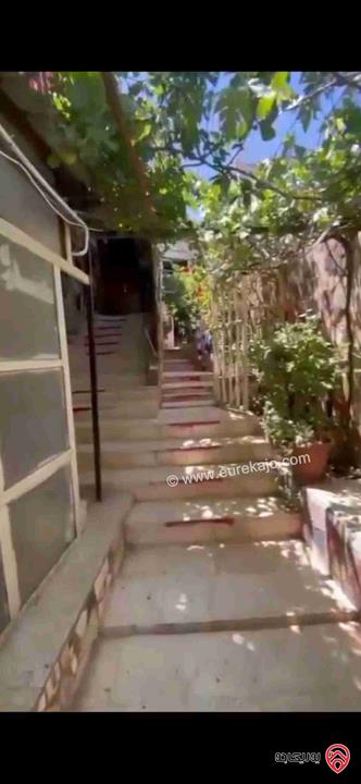 بيت مساحة 240م على ارض 457م للبيع في الرصيفة حي الرشيد بسعر لقطة