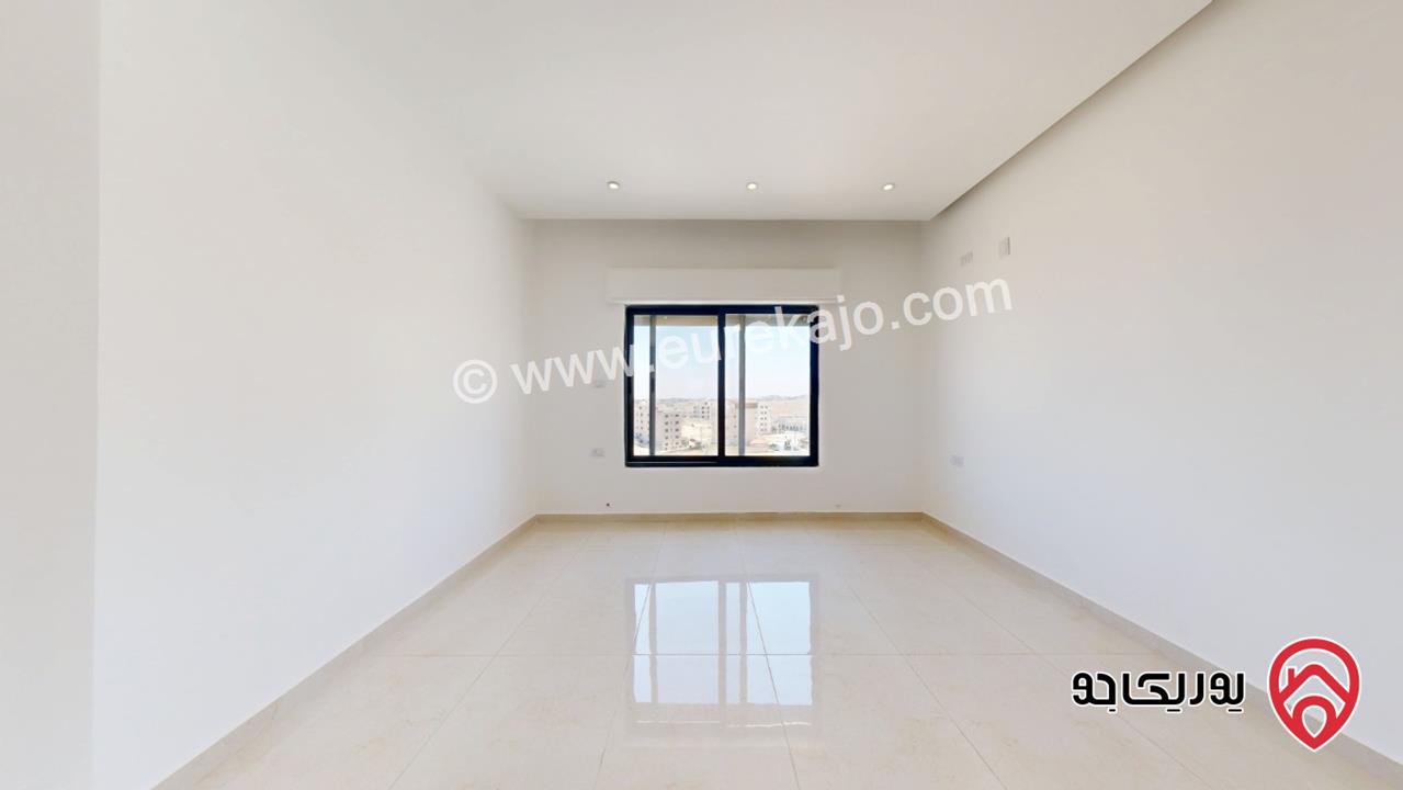 شقة دوبلكس طابق ثالث مساحة 160م مع روف معها ترس 60م للبيع في عمان - الجبيهة حي المنصور من المالك