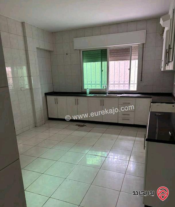 شقة فارغة طابق شبه ارضي مساحة 150م داخلي مع ترس 70م للايجار في عمان - الرابية 