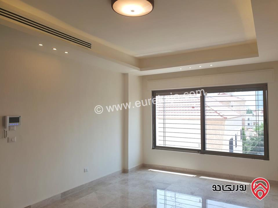 شقه فخمة طابق أول مساحة 250م للإيجار في عمان - أم أذينة