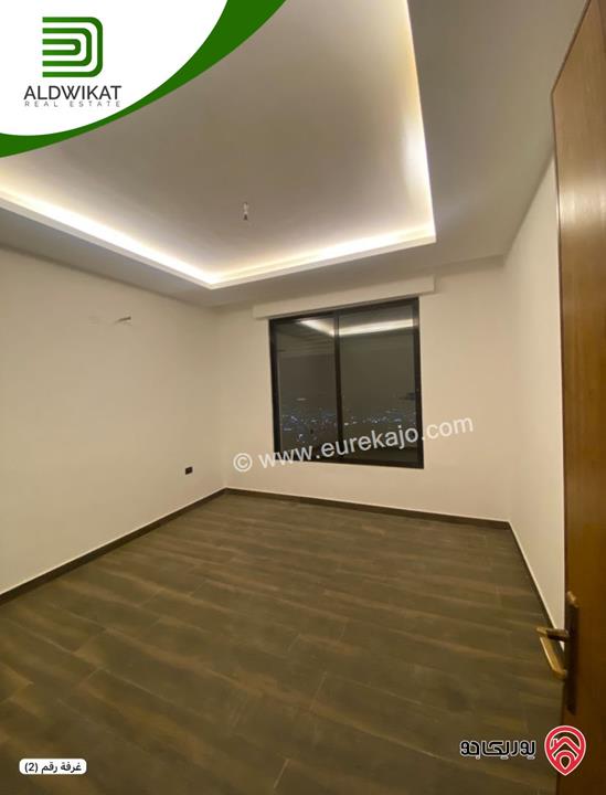 شقة مميزه للبيع في عمان - الجبيهة شبه ارضي اطلالة بانوراما على مطل الجبيهه مساحة البناء 192م ومساحة الترس 25م بلكونه 30م