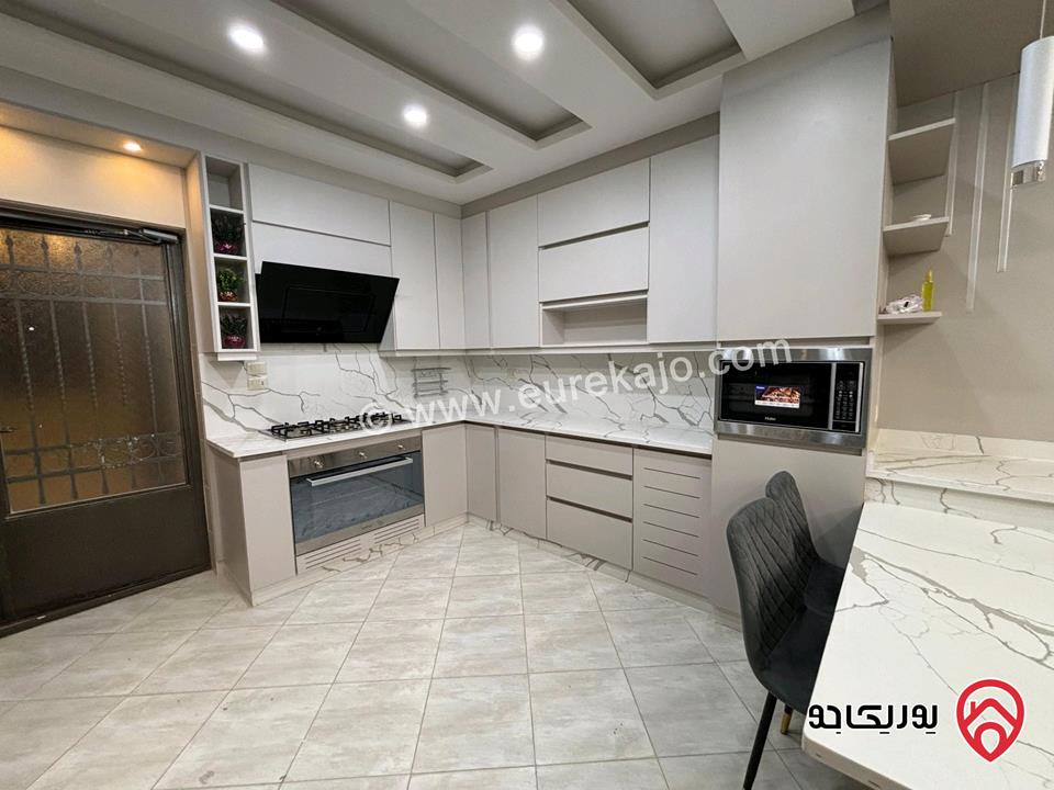 شقة كبيرة مساحة 200م داخلي مع ترس 120م للايجار مفروشة في عمان - الجبيهة حي المنصور