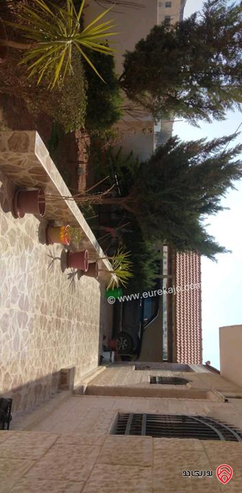 فيلا مساحة 500م على ارض 1080م للبيع في المفرق حي الحياك على طريق ارحاب بجانب مدارس الجود العالمية