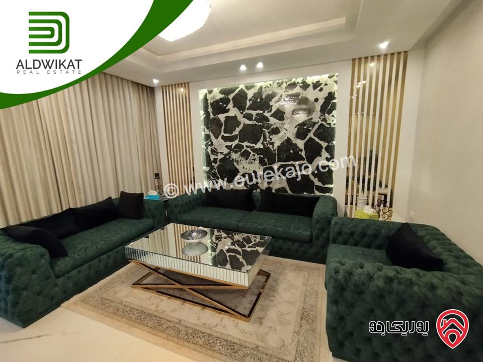 شقة للبيع في عمان - ام السماق طابق اول مساحة البناء 283م ومساحة الترس 40م