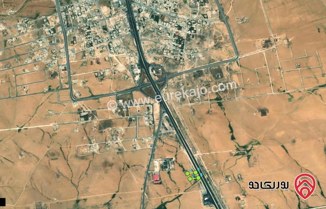 قطعة ارض مساحة 2572م للبيع على طريق عمان العقبة واجهة على شارع الرئيسي 45م وشارع جانبي 14م تصلح لمحطة شحن وايضا تصلح لاستراحه ومجمع تجاري او مصنع تبعد عن جسر المطار باتجاه العقبه 4 كيلو 