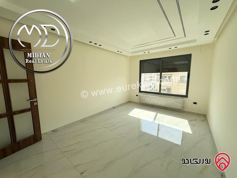 شقة دوبلكس طابق اخير مع روف للبيع في عمان - ضاحية النخيل مساحة 210م مع تراسات تشطيبات ديكورات عصرية فاخرة 