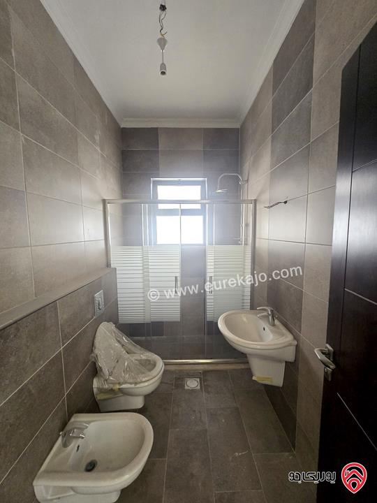 شقة فارغة جديدة مساحة 200 متر طابق ثاني للإيجار في عمان - ام اذينه 