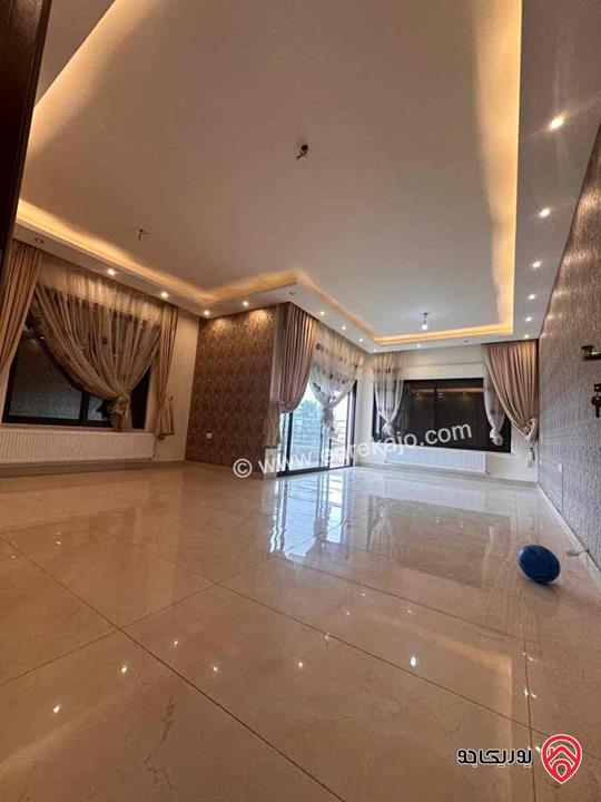 شقة طابق ثالث مع روف مساحة 180م للايجار في عمان - خلدا