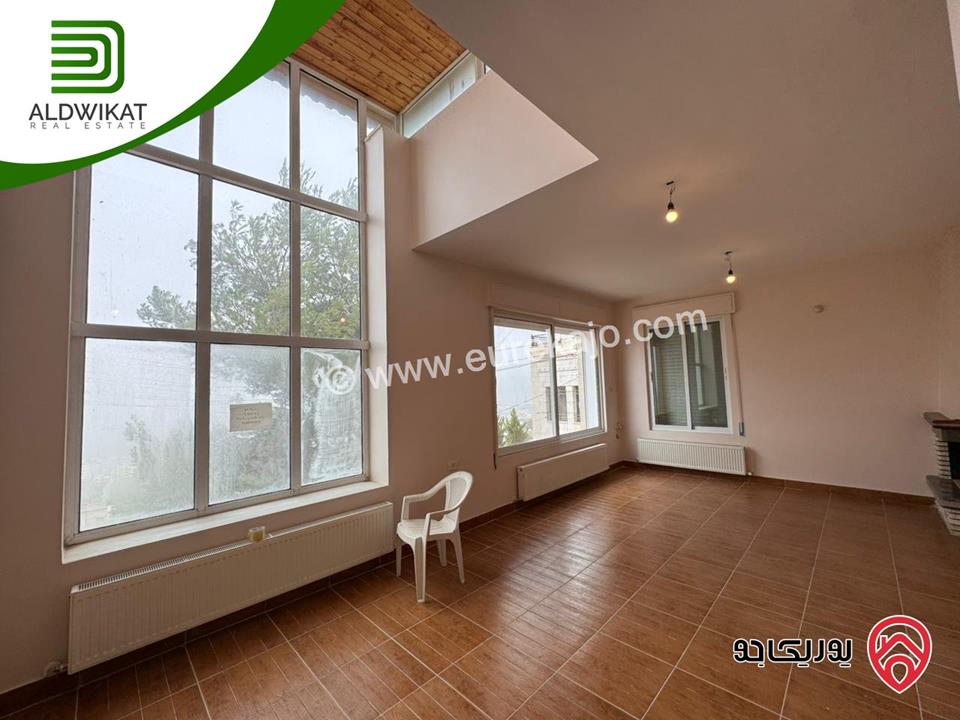 فيلا مستقلة للبيع في عمان - صويلح بالقرب من الحمر مساحة الأرض860م مساحة البناء 390م موقع اطلالة