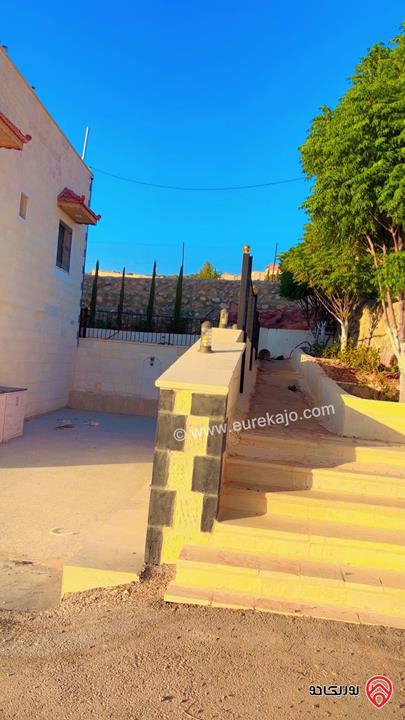 منزل مفروش مساحة الأرض 10 دونم والبناء 500م للايجار في جرش أم قنطره