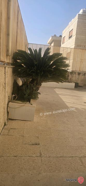 شقة أرضية مساحة 300م داخلي و 170م خارجي للبيع في عمان - ام اذينة