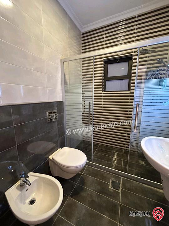 شقة طابقية كاملة مساحة 253م للبيع في عمان - الجبيهة 