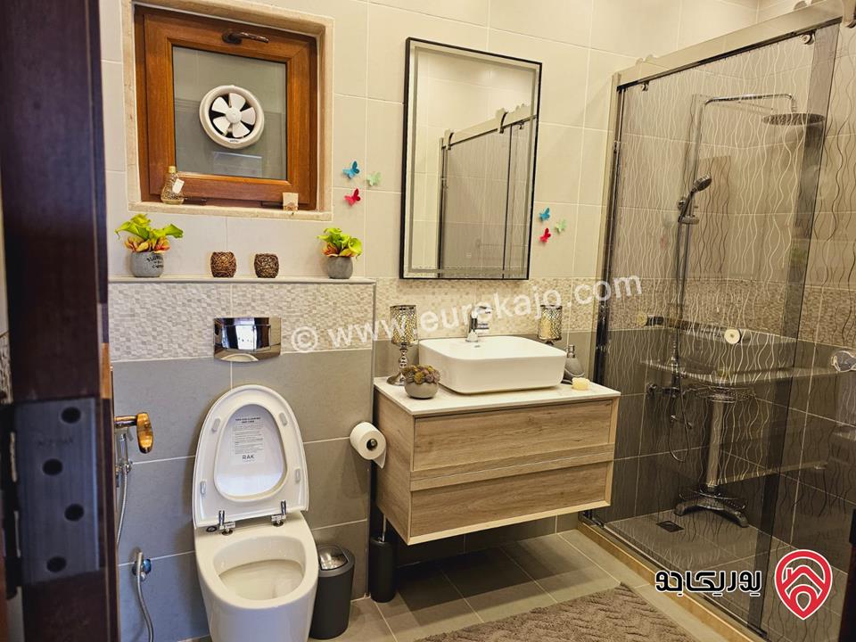 شقة سوبر ديلوكس مساحة 273م طابق أرضي مع مساحة خارجية 90م للبيع مفروشة في الجبيهة 