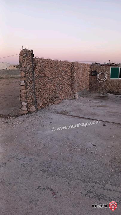 قطعة أرض مساحة 1 دونم تصنيف أ يوجد فيها بيت ريفي و 80 شجرة للبيع في المفرق - رحاب